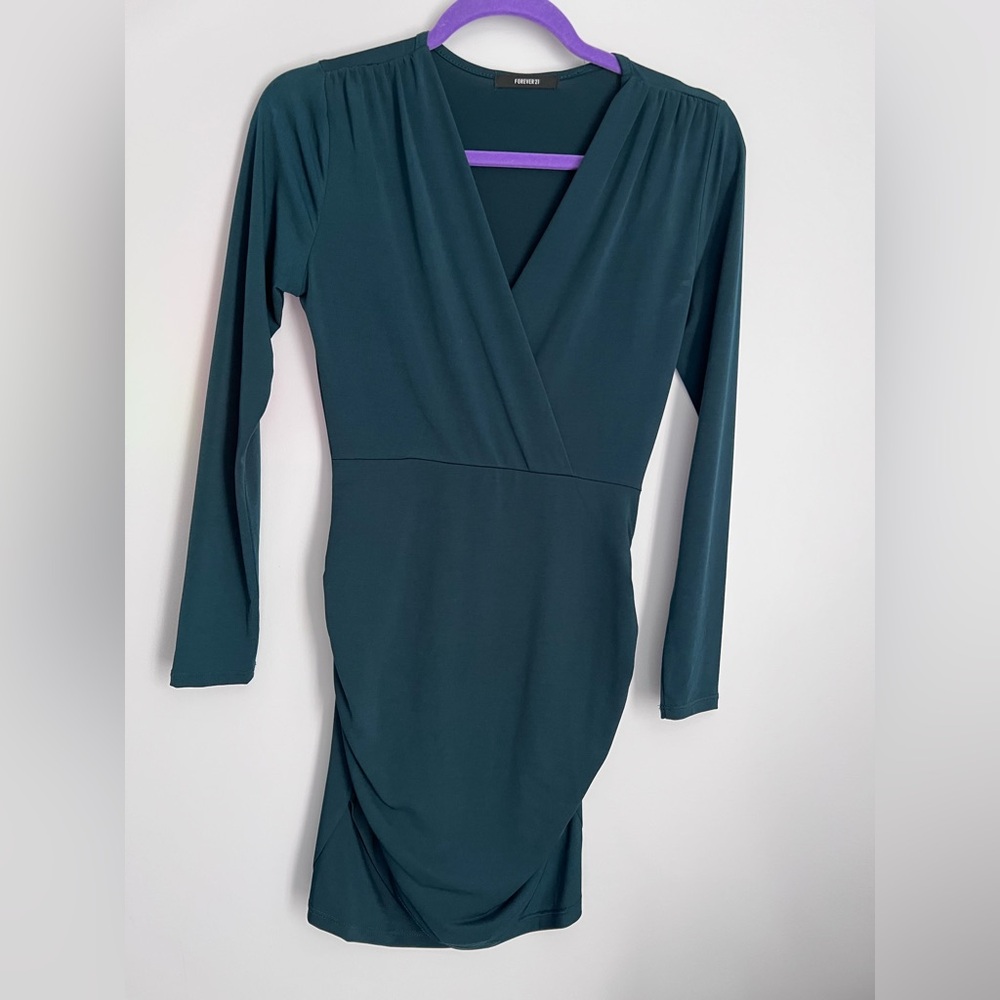 Forever 21 Dark Green Long Sleeved V Neck Fitted Dress Size Medium GUC
